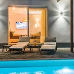 Luxury Escape With Swimming Pool & Modern Design - Four Bedroom With Private Pool 1 Vila Debeljak