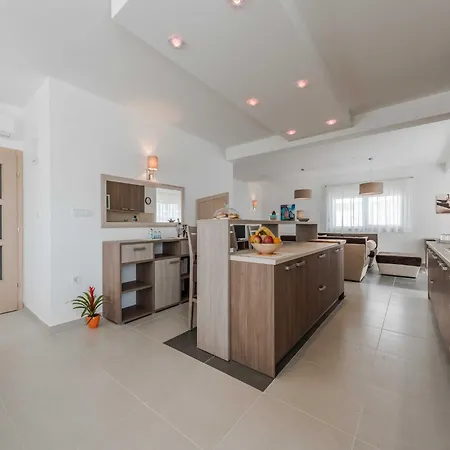Luxury Escape With Swimming Pool & Modern Design - Four Bedroom With Private Pool 1 Debeljak