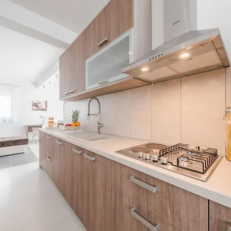 Luxury Escape With Swimming Pool & Modern Design - Four Bedroom With Private Pool 1 Debeljak