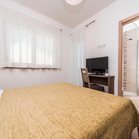 Luxury Escape With Swimming Pool & Modern Design - Four Bedroom With Private Pool 1 Вилла Debeljak