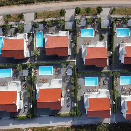 Luxury Escape With Swimming Pool & Modern Design - Four Bedroom With Private Pool 1 Debeljak