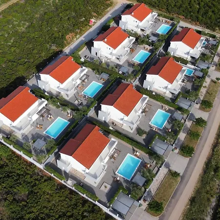 Luxury Escape With Swimming Pool & Modern Design - Four Bedroom With Private Pool 1 *