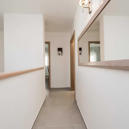 Luxury Escape With Swimming Pool & Modern Design - Four Bedroom With Private Pool 1 Willa Debeljak