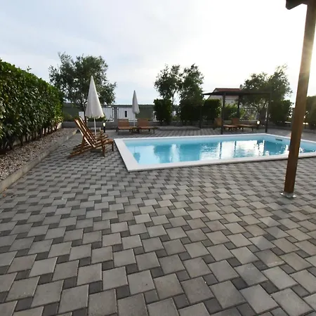 Luxury Escape With Swimming Pool & Modern Design - Four Bedroom With Private Pool 1 Вилла Debeljak