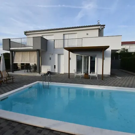 Вилла Luxury Escape With Swimming Pool & Modern Design - Four Bedroom With Private Pool 1
