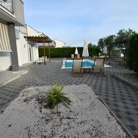 Luxury Escape With Swimming Pool & Modern Design - Four Bedroom With Private Pool 1 Vila