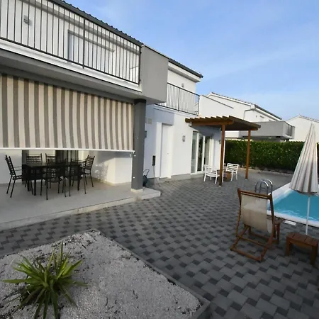 Luxury Escape With Swimming Pool & Modern Design - Four Bedroom With Private Pool 1 Vila