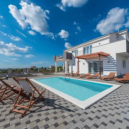 Luxury Escape With Swimming Pool & Modern Design - Four Bedroom With Private Pool 1 Вилла