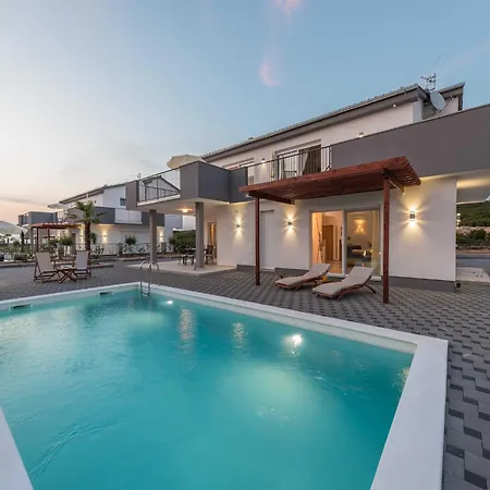 Luxury Escape With Swimming Pool & Modern Design - Four Bedroom With Private Pool 1 *