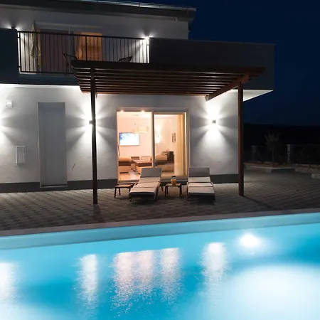 Luxury Escape With Swimming Pool & Modern Design - Four Bedroom With Private Pool 1 * Debeljak