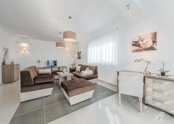 Luxury Escape With Swimming Pool & Modern Design - Four Bedroom With Private Pool 1 Вилла Debeljak