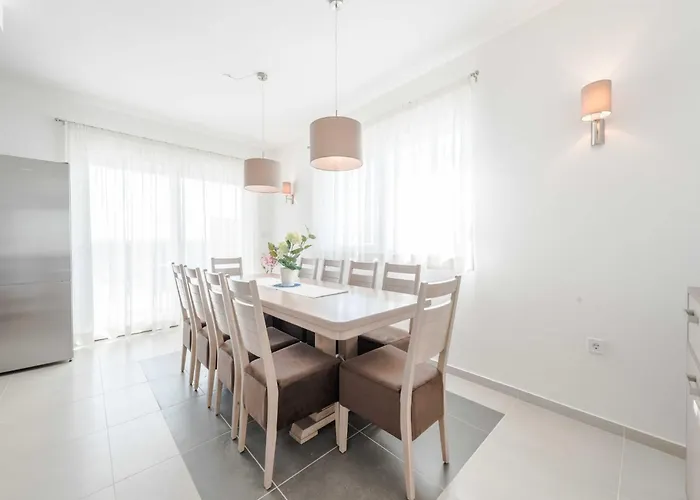 Вилла Luxury Escape With Swimming Pool & Modern Design - Four Bedroom With Private Pool 1 Debeljak