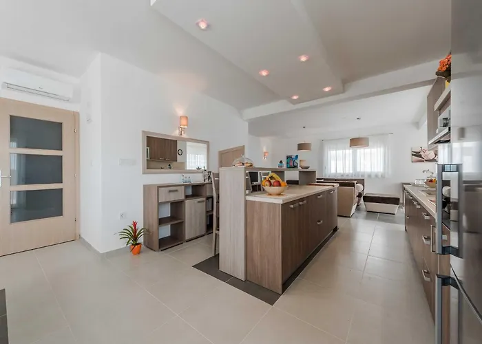 Luxury Escape With Swimming Pool & Modern Design - Four Bedroom With Private Pool 1 Debeljak