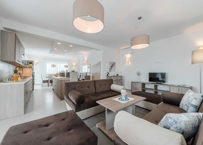 Luxury Escape With Swimming Pool & Modern Design - Four Bedroom With Private Pool 1 *