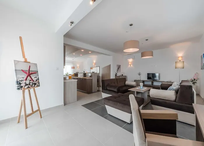 Luxury Escape With Swimming Pool & Modern Design - Four Bedroom With Private Pool 1 * Debeljak