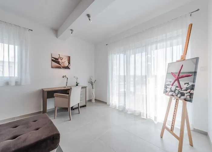 Luxury Escape With Swimming Pool & Modern Design - Four Bedroom With Private Pool 1 *