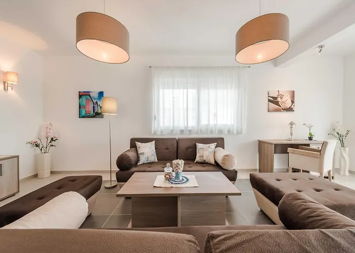 Luxury Escape With Swimming Pool & Modern Design - Four Bedroom With Private Pool 1 Debeljak