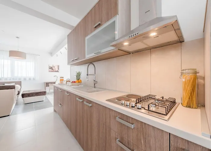 Luxury Escape With Swimming Pool & Modern Design - Four Bedroom With Private Pool 1 Debeljak