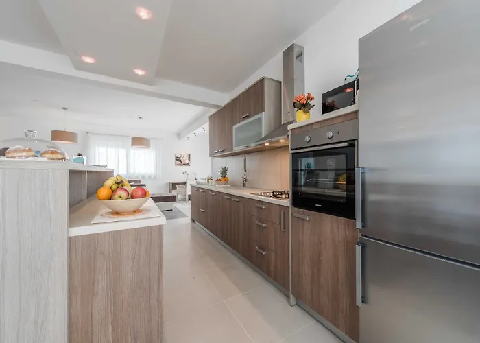 Luxury Escape With Swimming Pool & Modern Design - Four Bedroom With Private Pool 1 Debeljak