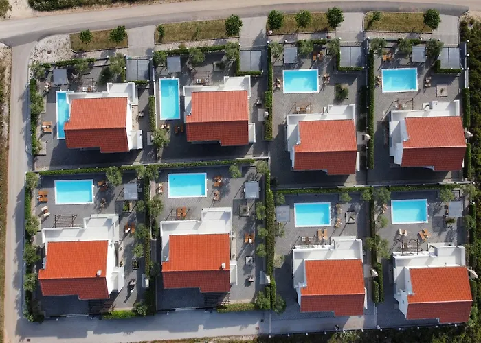 Luxury Escape With Swimming Pool & Modern Design - Four Bedroom With Private Pool 1 Debeljak