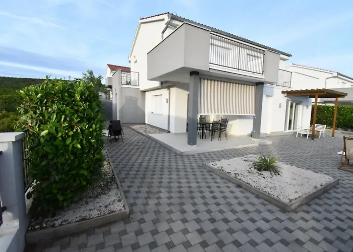 Luxury Escape With Swimming Pool & Modern Design - Four Bedroom With Private Pool 1 *