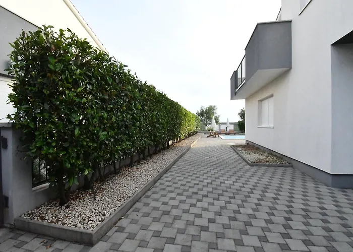 Luxury Escape With Swimming Pool & Modern Design - Four Bedroom With Private Pool 1 *