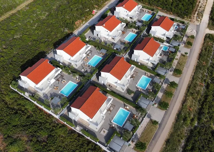 Luxury Escape With Swimming Pool & Modern Design - Four Bedroom With Private Pool 1 *
