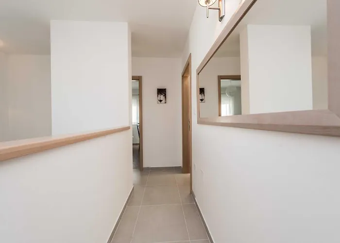 Luxury Escape With Swimming Pool & Modern Design - Four Bedroom With Private Pool 1 Вилла Debeljak