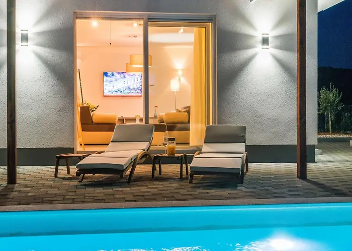 Luxury Escape With Swimming Pool & Modern Design - Four Bedroom With Private Pool 1 Вилла Debeljak
